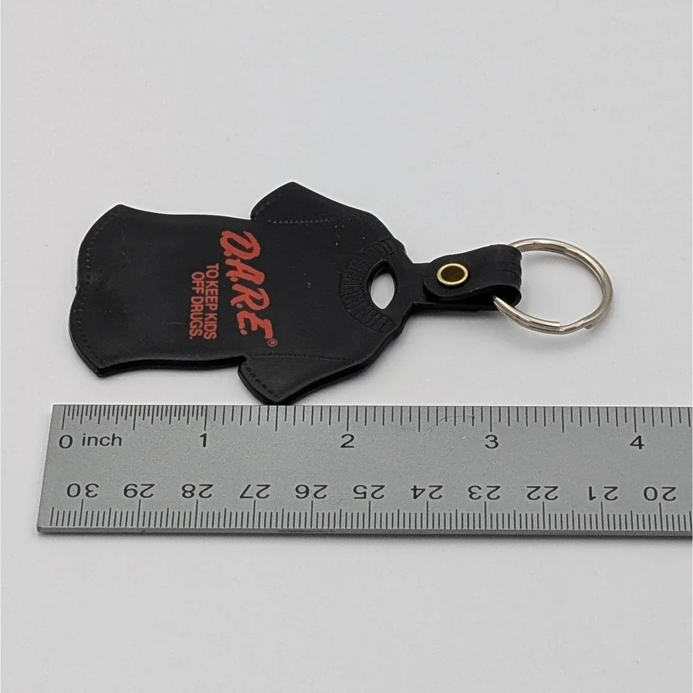 Vintage DARE To Keep Kids Off Drugs Black T-Shirt Rubber Keychain Retro 90s Logo